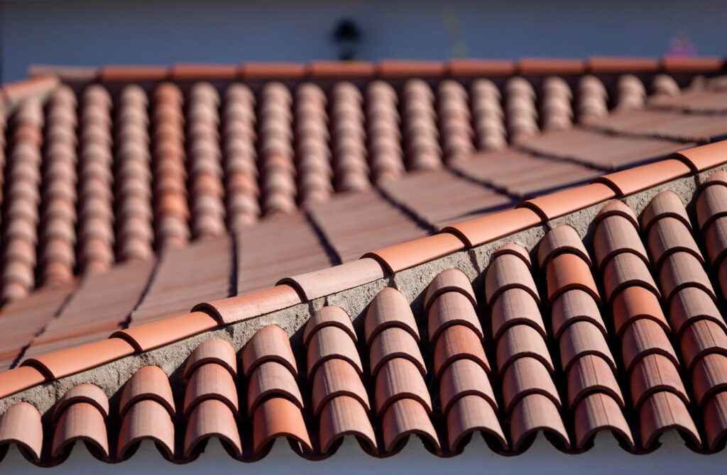 Intervention rapide pour stopper une fuite de toiture et éviter des dégâts importants dans votre habitation.