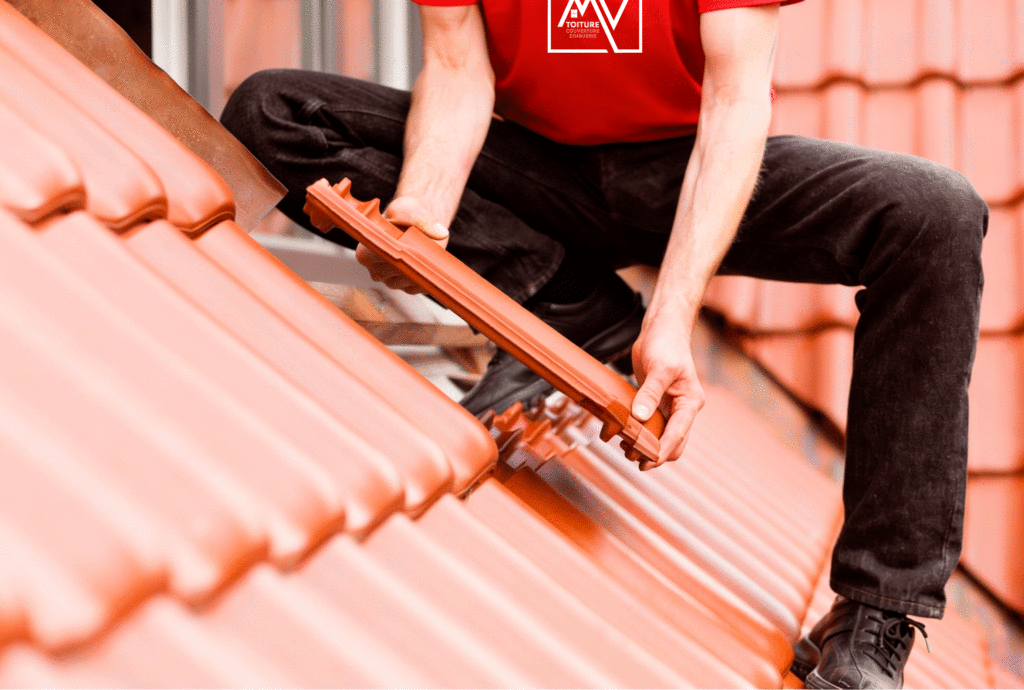 Couvreur remplaçant une tuile sur une toiture à Rillieux-la-Pape