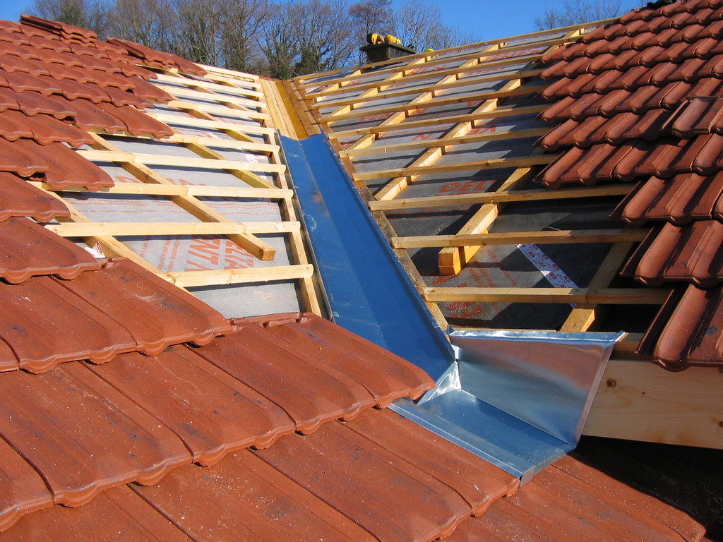 Étanchéité des noues de toiture en zinc entre deux pans