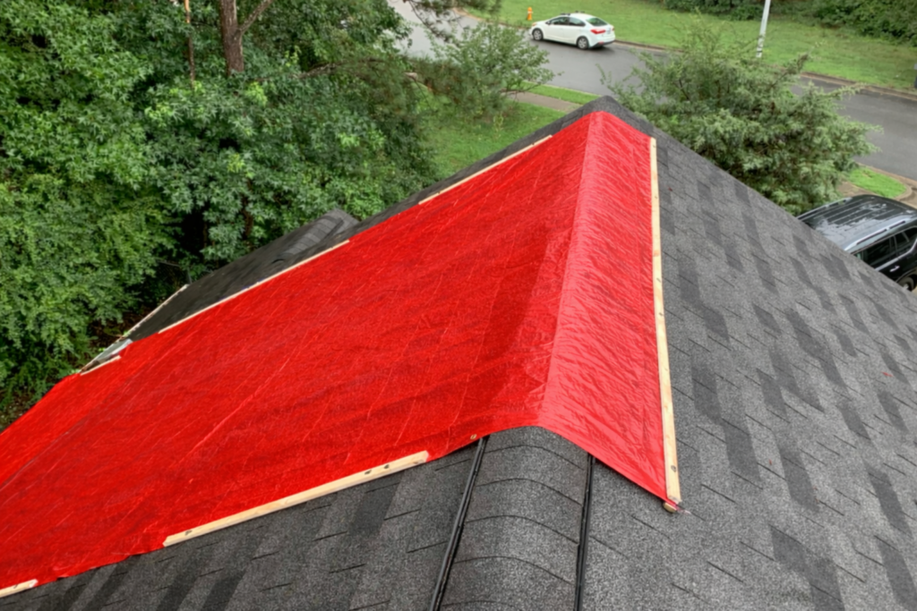 Toiture bâchée en urgence après infiltration d'eau à Rillieux-la-Pape