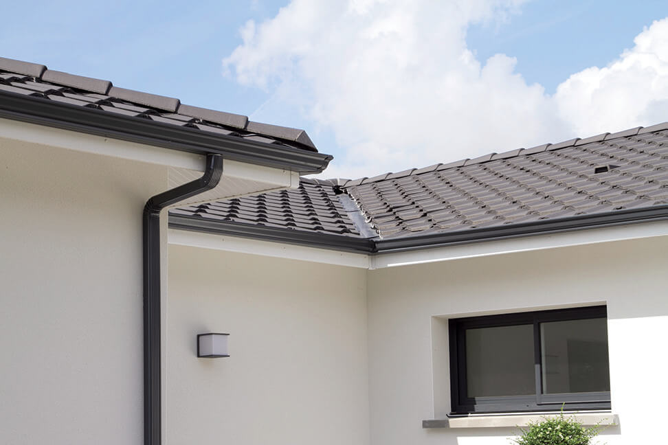 Pose et remplacement de gouttières en zinc sur maison individuelle